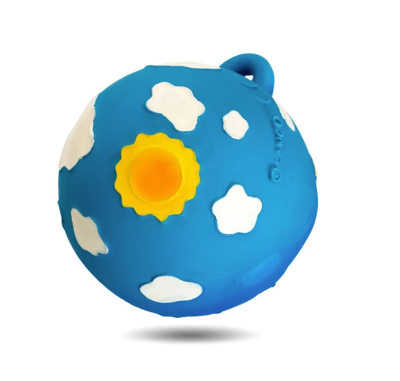 Skallrande boll i naturgummi – Natt och Dag, 7,5 cm