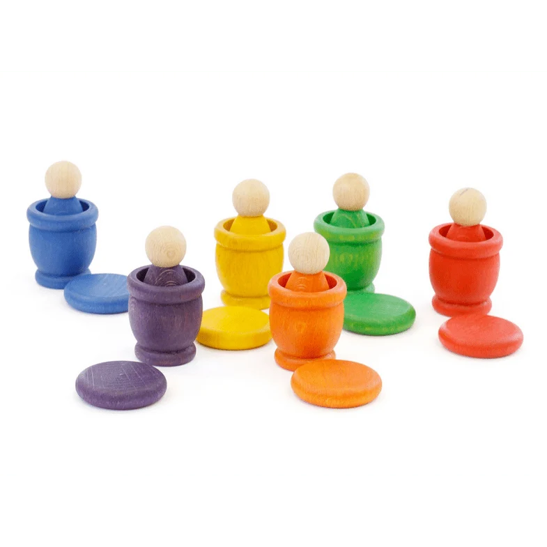 Träfigurer med koppar och mynt