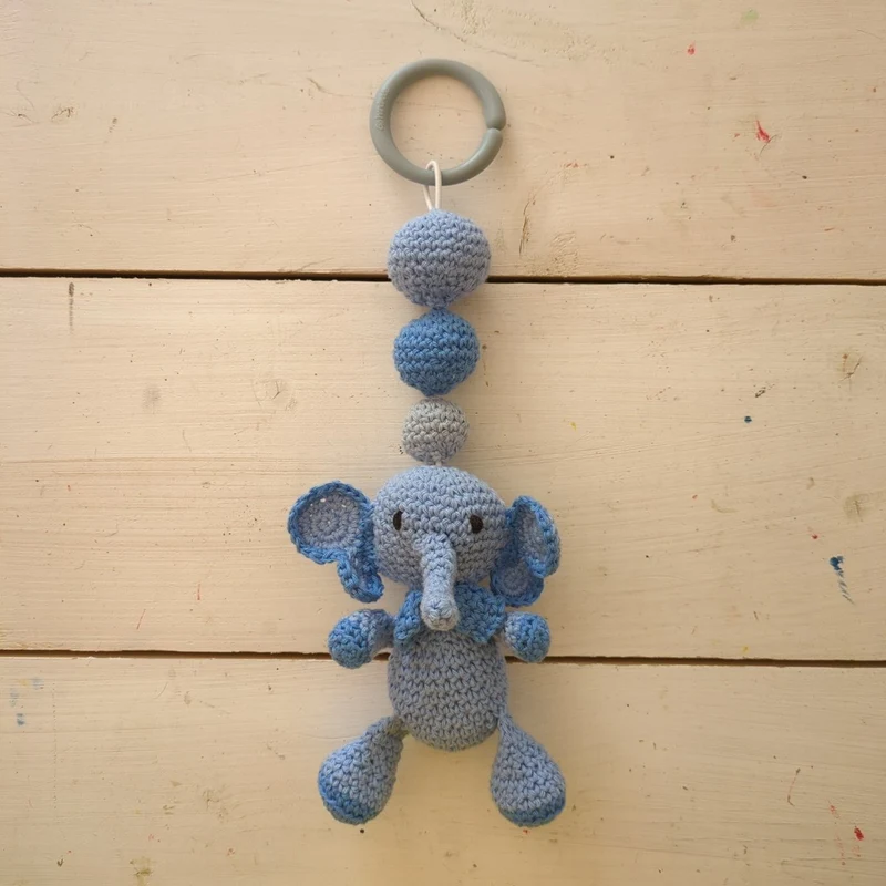 Blå elefant – handvirkat barnvagnshänge i bomull, 35 cm
