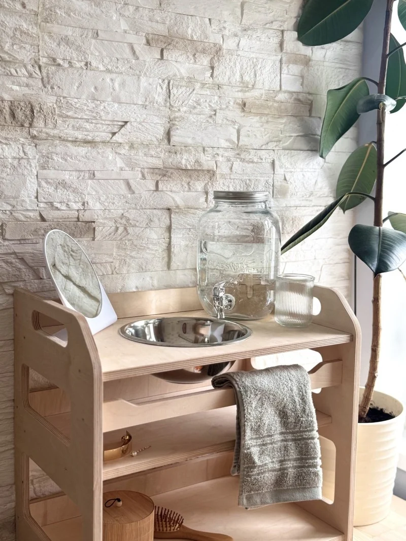 Montessori tvättställ i trä med förvaring för barn – Liten modell