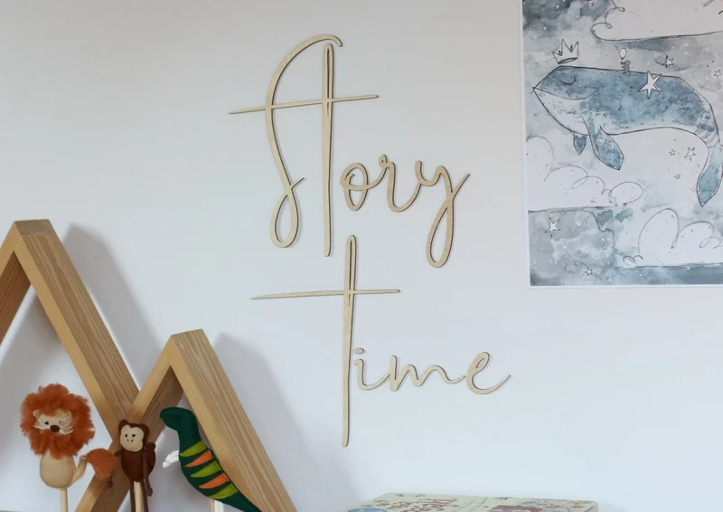 Story Time - Väggdekoration i trä